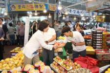 [포토] 박영선 장관, 대전 중리시장 방문 전통시장에서 풍성한 한가위 맞으세요