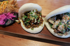 이태원 녹사평을 내려다보며 맛있는 만두를 즐길 수 있는 `BAOBAR(包吧)`