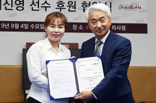 ‘女3쿠션’이신영, 당구용품수입업체 노블스틸 후원받는다