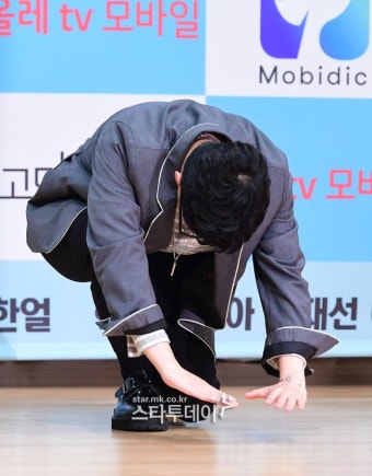 [포토] 갑자기 큰절하는 딘딘