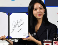 [포토]한지민, 사인도 예쁘죠?
