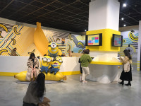 인사동 습격한 미니언즈展···가족과 바나나볼 풀장에 `풍덩`