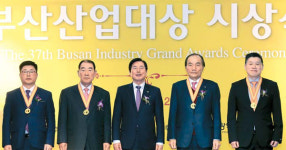 부산 랜드마크 짓고…동남아엔 학교 선물