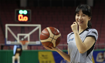 [Weekend Interview] 농구코트 위 또 다른 프로…KBL 최장수 여성 `포청천` 홍선희 심판