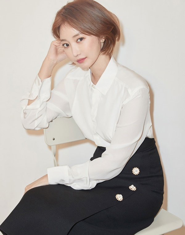조승우(44)가 버닝썬 루머로 힘들어하는 고준희(39)에게 응원 메시지를 보내 큰 위로를 전했다. 고준희는 루머로 심적 고통을 받고 있었으며, 조승우와 수애의 응원에 감사를 표했고, 앞으로의 활동에 대한 의지를 밝혔다.