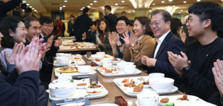 구로디지털 단지 깜짝 방문 문 대통령, 구내 식당서 시민들과 점심