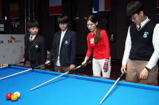 “(서)한솔 누나, 당구 큐는 어떻게 잡는거예요?”