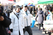 [오늘의 MBN] 산타로 변신한 은지원과 김종민