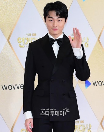 [포토] 윤찬영, 슈트가 잘 어울려요