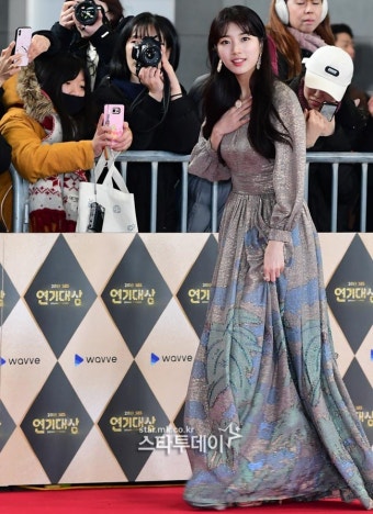 [포토] 배수지, 팬들 환호 뒤로하고