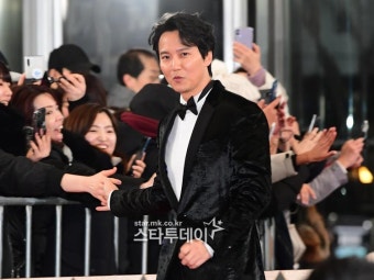[포토] 김남길, 팬들 손 잡으며 인사