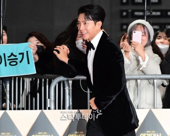 [포토] 팬들 환호받는 이승기