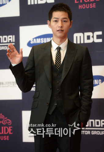 [MK이슈]김수현·송중기, 친정 떠나 `독립`…2020년 나란히 도약할까