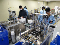 밤새 마스크 만드는 직원들 수십배 폭리 판매상보며 분통