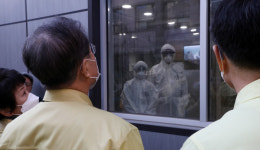 문 대통령 성동보건소 가장 모범…장기화 조짐 인력 걱정