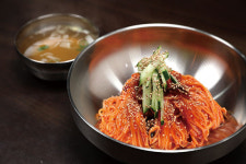 ‘친한 예능’ 음식 속 이야기를 찾아서…오감만족 ‘맛플’ 섭렵!