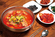 ‘친한 예능’ 음식 속 이야기를 찾아서…오감만족 ‘맛플’ 섭렵!
