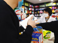 `마스크 5부제` 첫날에도 혼란 여전…약사들 약국 문 열기도 겁난다