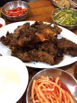 육즙 가득 고기 VS 스시 오마카세