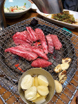 육즙 가득 고기 VS 스시 오마카세
