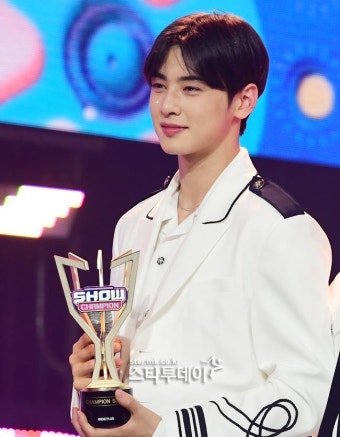 [포토] 챔피언 먹은 아스트로, 차은우 눈물