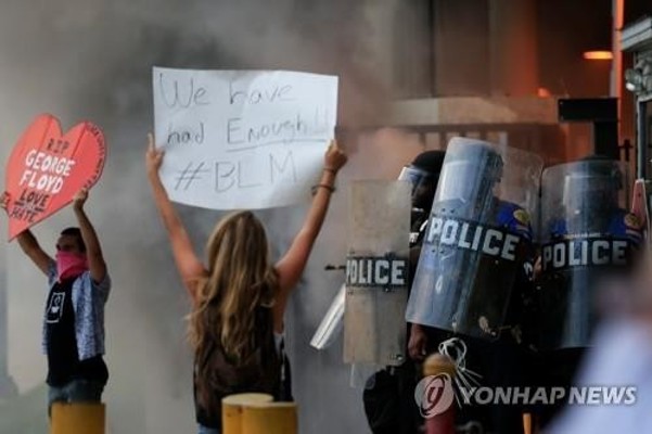 美 ,흑인사망 시위 급속도로 확산…경찰차 방화·고무탄 발사 | 포토뉴스