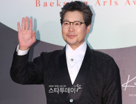 [포토] 유재명, 팬들에게 손인사