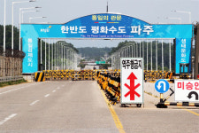[포토] 남북연락소 불통…적막한 통일대교