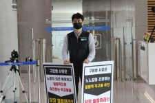 인천공항 정규직 전환 일파만파…1인 시위에 민노총 재협의 요구