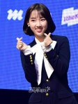 [포토] 위클리 지윤, 발랄한 손하트