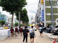 짧아진 방학에…`2주 특강반 모집` 학원가만 신났다