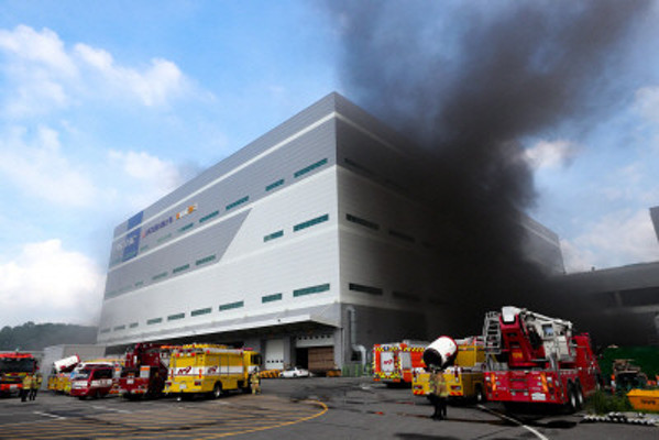 용인시 양지물류센터서 큰불…일부 근무자 연락 두절 | 포토뉴스