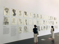 미술관에 걸린 석고 소묘 43점…입시미술학원 풍자