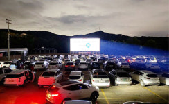 서울랜드로 들어간 CGV…영화관으로 들어온 연극