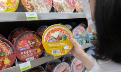 CU, 지역 라면 5탄 `제주마늘라면` 출시