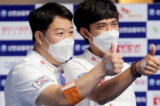 ‘강동궁2승’ SK렌터카, 블루원에 역전승 ‘PBA팀리그’ 공동2위로