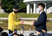 文 종전선언은 평화의 시작, 野 국민 총살당했는데 또…