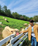 송승헌, 양 먹이주는 모습이 이렇게 훈훈?...`갬성캠핑` 기대감↑