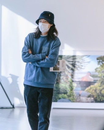 류준열, 장발의 사진작가...`감각적 뒤태`