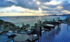 앞으론 바다, 뒤론 꽃이 만개…부산랜드마크 우뚝 선 목장원