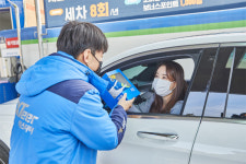 차에서 마스크 썼을 뿐인데…선물 가득 안겨준 주유소