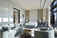 [핫플레이스] 층수 안 눌러도 되는 엘리베이터, 대형TV 켜고 확인하는 객실안내…엇, 손 안대도 되네?