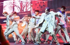 [포토] 그룹 티일사일구, 파워 넘치는 무대