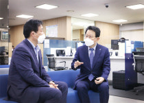 [포토] 은행창구 어려움 듣는 김광수회장