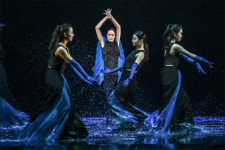 2톤 물 위에서 펼치는 춤사위