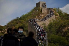中 우한도 1만명 노마스크 떼창...코로나 완전 잊었다