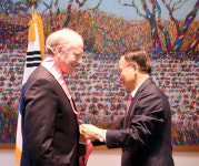 하스 미국 외교협회장, 수교훈장 광화장 수훈