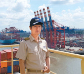 축구장 4배 최대 컨테이너선 수에즈운하 처음 지나갈때 느낌은 덤프트럭 몰고 농로에 가듯 아찔