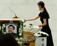 [포토] 헌화하는 김규리