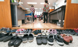 여보 울지마…470일만에 요양병원 대면면회 노부부의 눈물